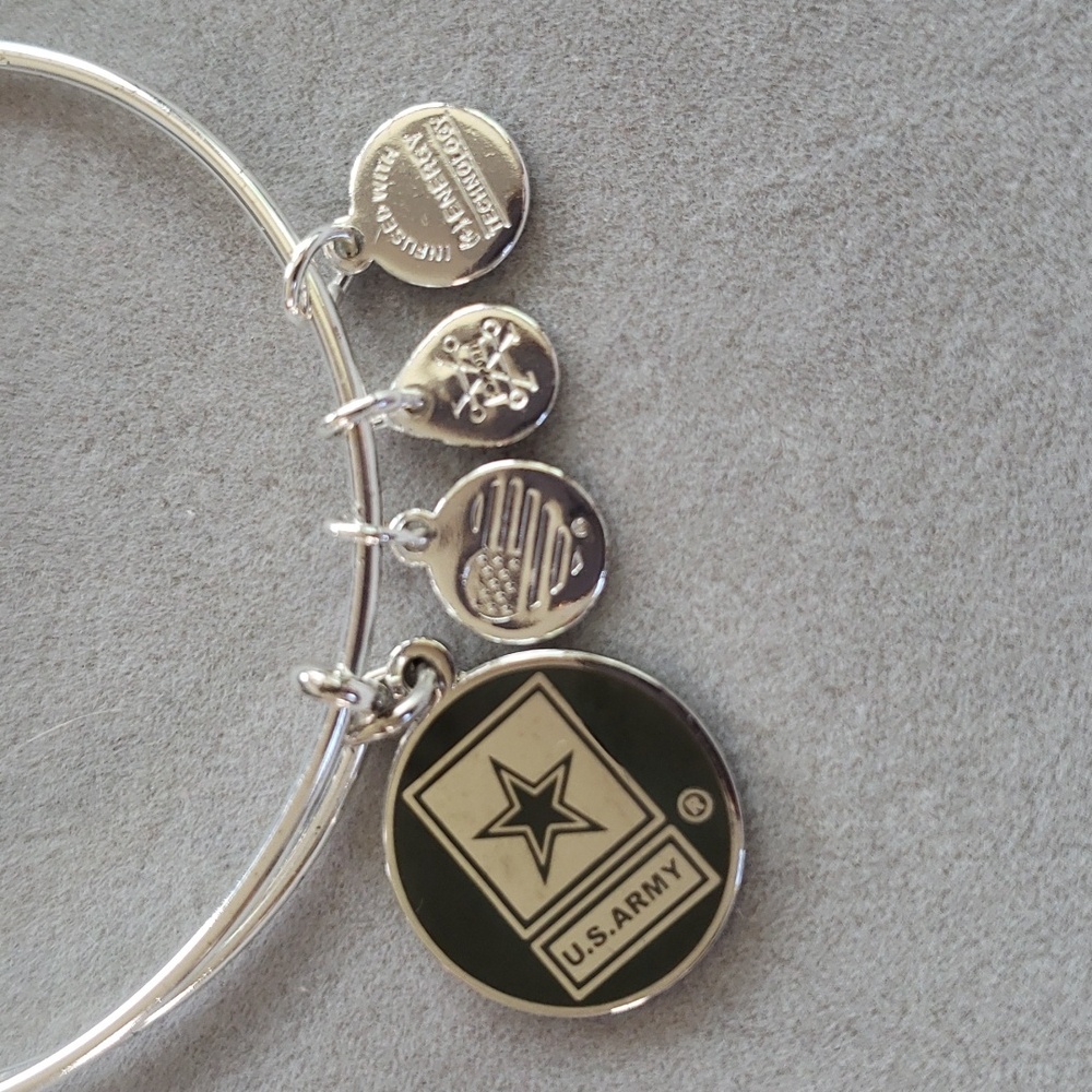 28. Army charm bracelet - Picture 2 of 5